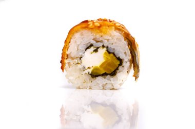 Japonca rulo pirinç, nori, avokado, yılan balığı sos. Beyaz yakın çekim 