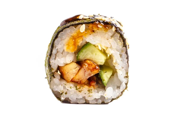 Japon pirinç, nori, salatalık, yılan balığı sos rulo. Beyaz yakın çekim — Stok fotoğraf