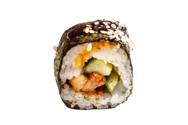 Japon pirinç, nori, salatalık, yılan balığı sos rulo. Beyaz yakın çekim — Stok fotoğraf