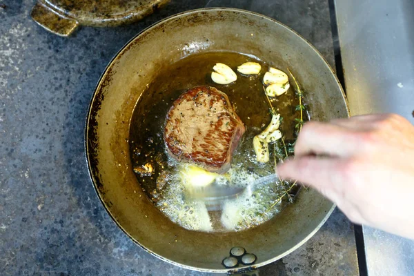 Chateaubriand de carne de vaca com alecrim e alho frito em um skille — Fotografia de Stock