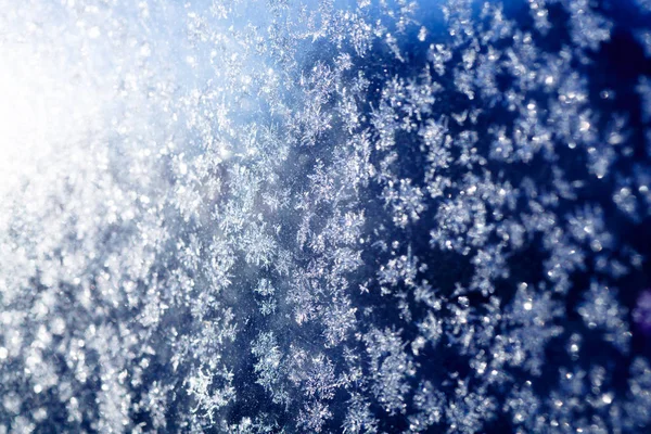 Little frosty patterns on glass, visible snowflakes. Winter in R — Stock Photo, Image