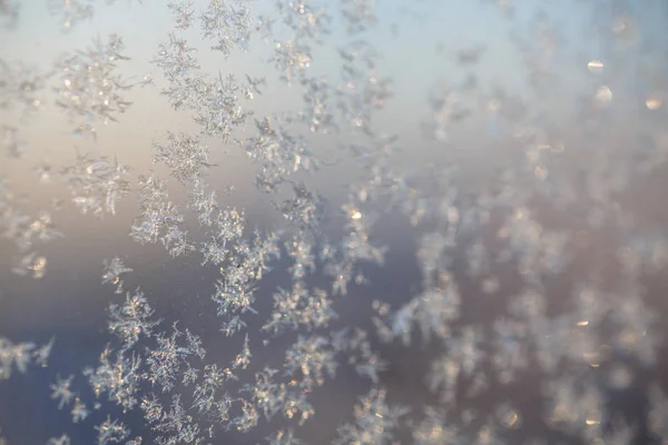 Little frosty patterns on glass, visible snowflakes. Winter in R — Stock Photo, Image