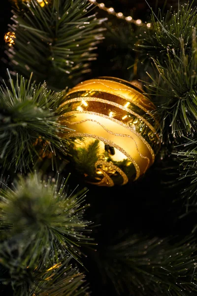 Zlaté koule na vánoční stromeček. — Stock fotografie