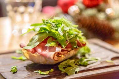 Bruschetta sığır eti ve koyu ahşap yaban domuzu üzerinde yalan roka ile