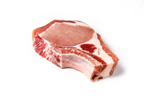 Çiğ domuz loin kemik üzerinde beyaz bir backgrou biftek kesilir — Stok fotoğraf