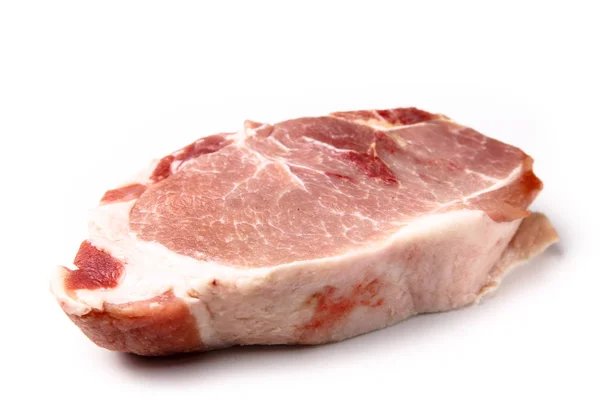 Filetto di maiale crudo bistecca disossata viene affettato su uno sfondo bianco. No. — Foto Stock