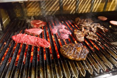 Et, ızgarada kızartılmış sığır eti. Barbekü.