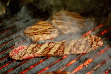 Et, ızgarada kızartılmış sığır eti. Barbekü.