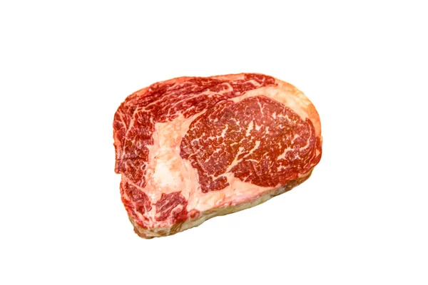 La carne cruda de ternera de ribeye yace sobre un fondo blanco. Carne de vacuno . — Foto de Stock