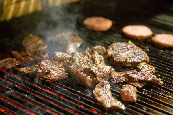 Viande, bœuf, frit sur le gril le. Barbecue . — Photo
