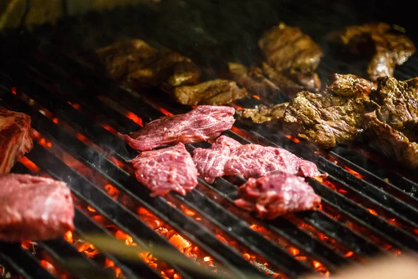 Viande, bœuf, frit sur le gril le. Barbecue . — Photo