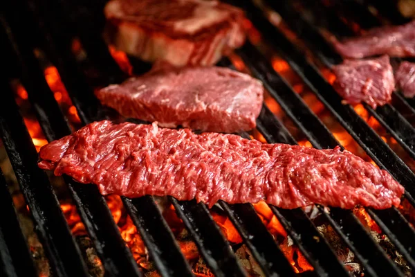 Kött, nöt, stekt på grillen den. Grillplats. — Stockfoto