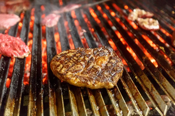 Мясо, говядина, жареная на гриле. Барбекю . — стоковое фото