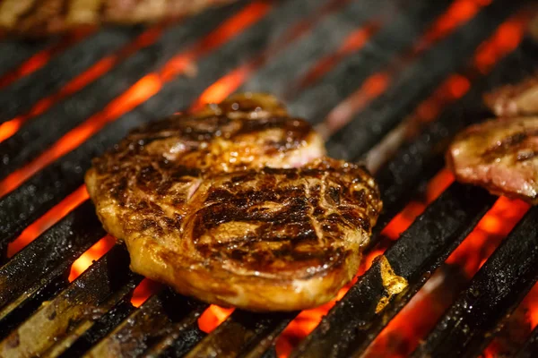 Carne, ternera, frito en la parrilla. Barbacoa . —  Fotos de Stock