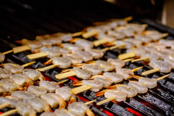 Crevettes frites dans un treillis sur le gril. Barbecue . — Photo