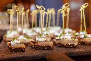 Ringa balığı dilim siyah ekmek üzerinde yatıyordu. Rus kanepeler