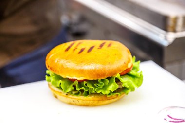 Şef elinde taze hamburger