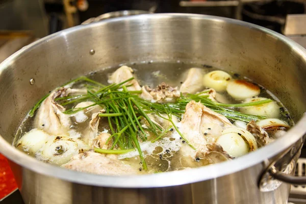 Η σούπα είναι μαγειρεμένα σε μια μεγάλη κατσαρόλα στην κουζίνα σε εσωτερικό δω — Φωτογραφία Αρχείου