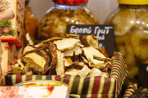 Productos rusos, setas secas en el mostrador de la tienda. o — Foto de Stock