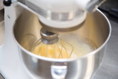 Yumurta ve şeker blender karıştırma önce çırpılmış.