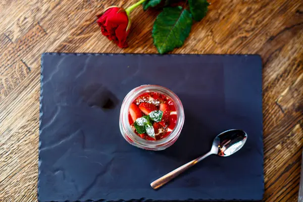 Dessert. Joghurt mit Erdbeeren im Glas. — Stockfoto