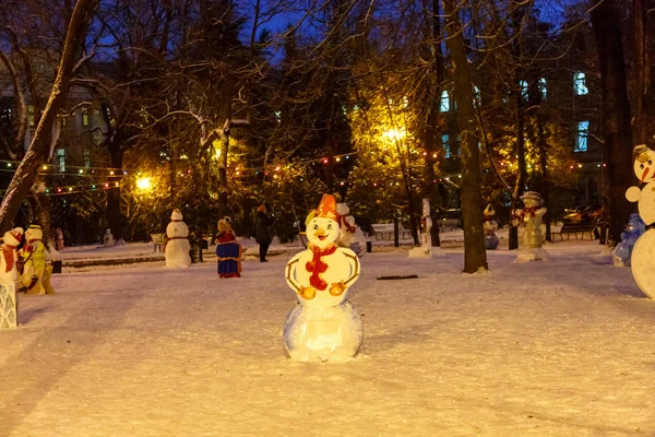 Bonecos de neve no parque esta tarde — Fotografia de Stock