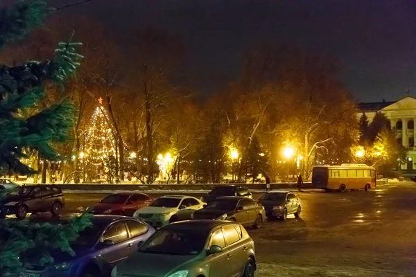 Russian provincial town, Christmas tree on the Central square at — Stock Photo, Image