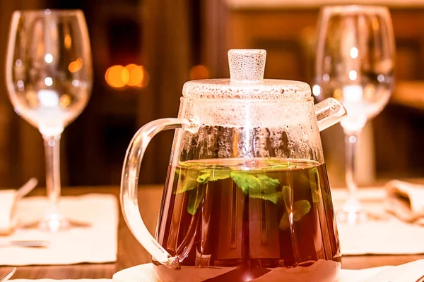 Glas Teekanne und Glas Teetasse mit Früchtetee und Minze. — Stockfoto
