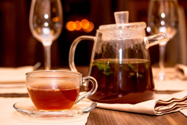 Çaydanlık ve bardak çay fincan meyve çayı ve nane ile cam.