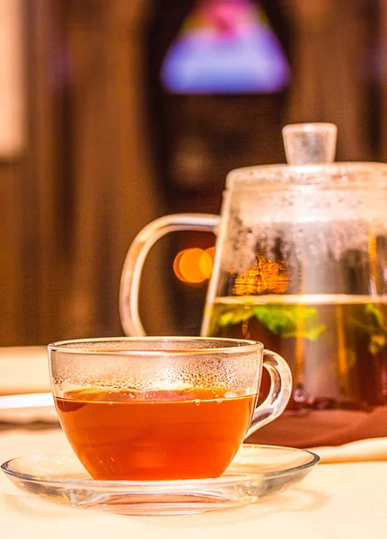 Çaydanlık ve bardak çay fincan meyve çayı ve nane ile cam.
