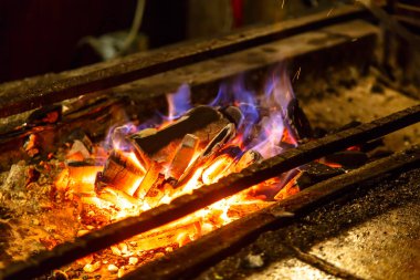 Barbekü yemek pişirmek için ızgara kömürlerin tutuşturmak.