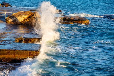 Batan güneşin ışınları deniz su sıçramalarına .