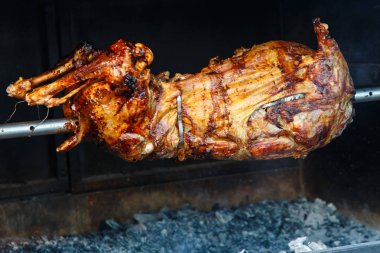 Bütün kuzu şiş pişmiş.