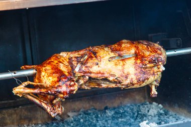 Bütün kuzu şiş pişmiş.