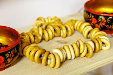 Sushka (kurutma) Rus tatlı olan yay yanındaki rafta