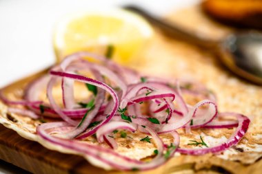 İnce halkalar - geleneksel yan d kırmızı soğan turşusu dilimli
