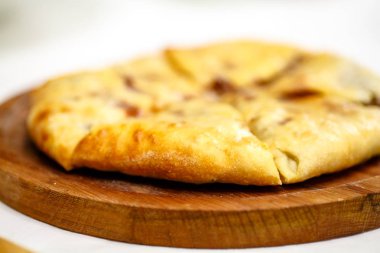 Geleneksel pot pasta ya da kek etli yuvarlak.