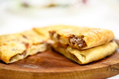 Geleneksel pot pasta ya da kek etli yuvarlak.