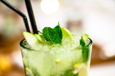 Kokteyl, Mojito veya limonata bir cam ile nane ve limon t