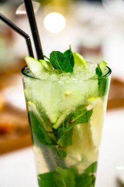 Kokteyl, Mojito veya limonata bir cam ile nane ve limon t