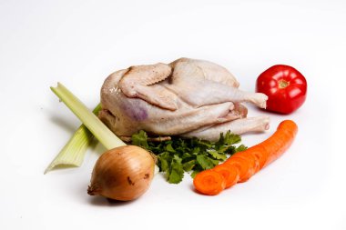 Tavuk suyu yapmak için ürün kümesi: tavuk, soğan, kereviz
