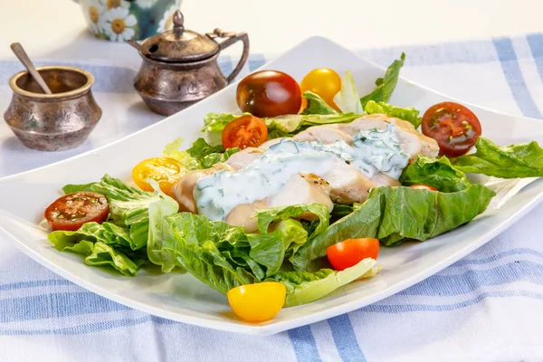 Salade met kipfilet, yoghurt dressing en gemengde tomaten. — Stockfoto