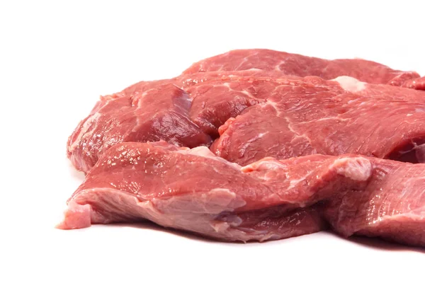 (Arka bacak) çiğ domuz eti üzerinde beyaz bir backgr yalan dilimler halinde kesilmiş — Stok fotoğraf