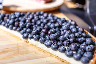 Tart kek üzerine taze yaban mersini yazın.