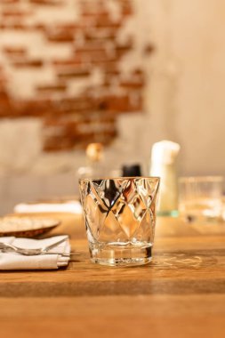 Restoranda masada boş bardak standları.