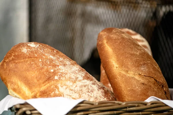 Le pain fait maison est dans le panier . — Photo
