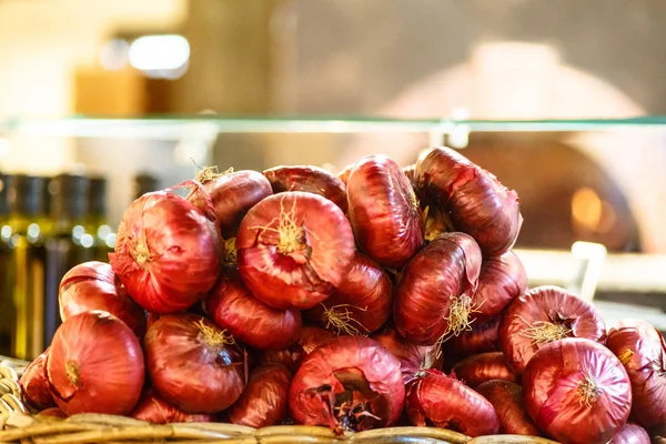 Rote Zwiebeln liegen auf dem Tresen. — Stockfoto