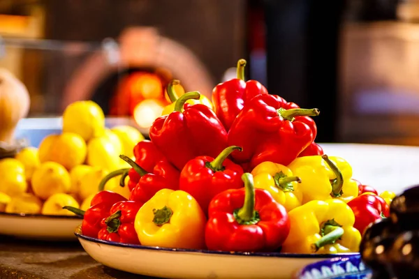 Kırmızı ve sarı tatlı biber furnac arka planda vardır