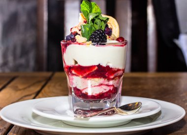 Bir tatlı taze yoğurt, reçel ve bir bardak taze çilek.