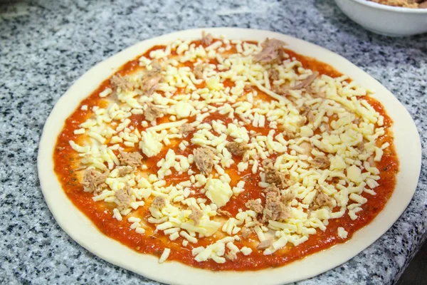 Cocinar pizza. El chef prepara el relleno.  . —  Fotos de Stock